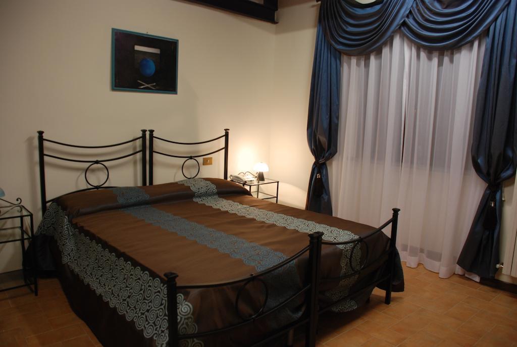 Palazzo Bonfranceschi Bed & Breakfast Belforte del Chienti Room photo